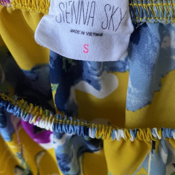 Sienna Sky Floral tie front crop short sleeve Top, Size S - Picture 3 of 6